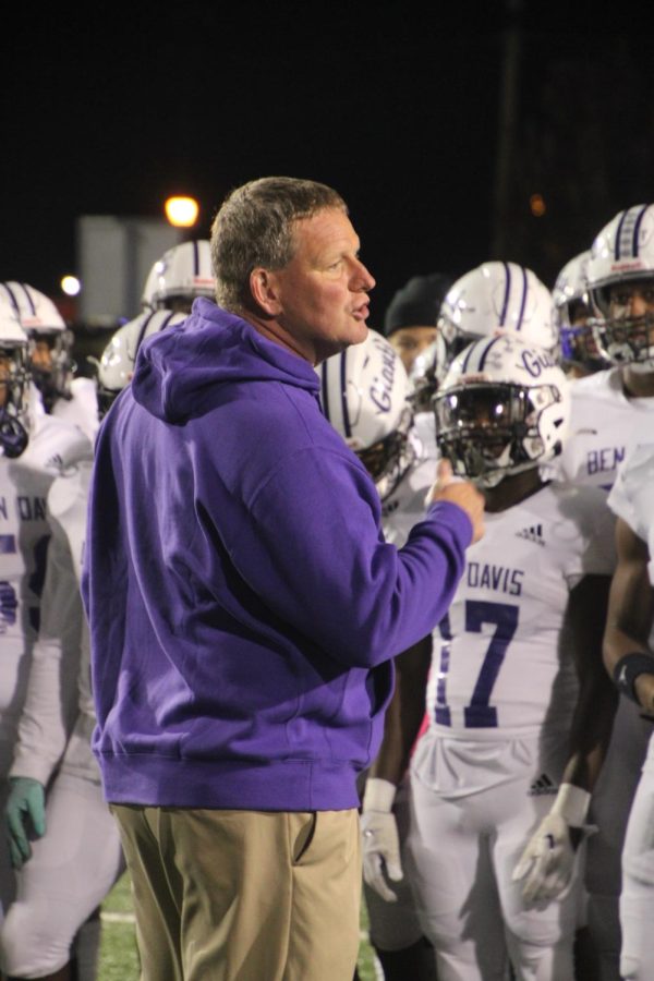 Football+coach+Jason+Simmons+addresses+his+team+after+the+Giants+capued+the+MIC+championship+with+a+42-7+win+at+North+Central.+The+No.+8+Giants+host+No.+2+Brownsburg+this+Friday+in+sectional+action.